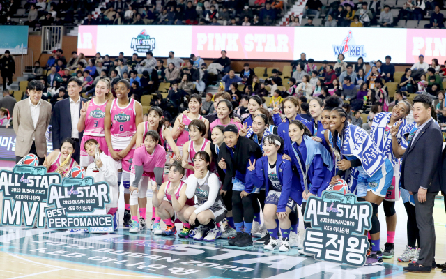 지난 12일 부산 금정구 스포원파크 BNK 센터에서 열린 여자프로농구 올스타전. 경기가 끝난 뒤 선수와 코치진들이 기념촬영을 하고 있다. 연합뉴스