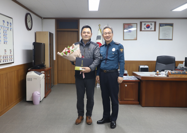 대구 수성경찰서는 13일 보이스피싱 범죄자 검거에 역할을 한 40대 시민에게 표창장을 수여했다. 수성경찰서 제공