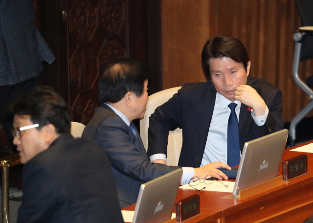 더불어민주당 이인영 원내대표와 박병석 의원이 13일 오후 서울 여의도 국회 본회의장에서 본회의 개의를 기다리고 있다. 연합뉴스