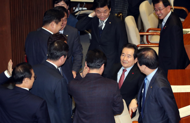 정세균 국무총리 후보자가 13일 국회에서 열린 본회의에서 총리 인준 표결을 앞두고 더불어민주당 의원들과 대화하고 있다. 연합뉴스