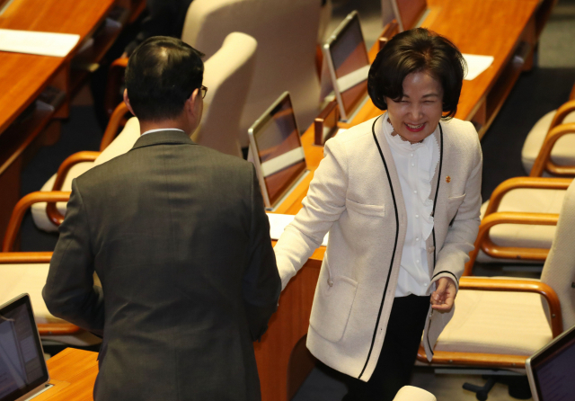 추미애 법무부 장관이 13일 국회에서 열린 본회의에서 국무총리 임명동의안 표결을 마치고 자리로 돌아가고 있다. 연합뉴스
