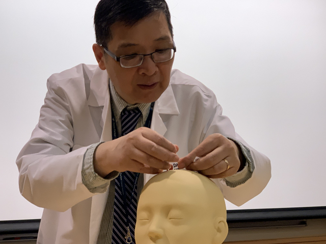 다나파버 암병원 자킴센터에서 20년째 근무하고 있는 루 박사가 암 환자에 대한 침 치료 모습을 시연하고 있다. 이석수 기자