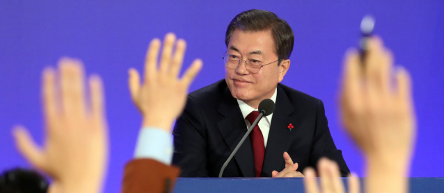 문재인 대통령이 14일 오전 청와대 영빈관에서 열린 2020 신년 기자회견에서 질문을 받고 있다. 연합뉴스