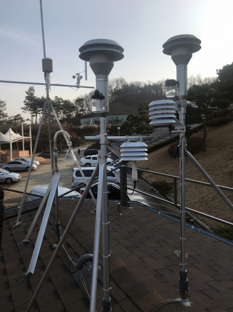 사진=영주시 가흥동 시립도서관내 건물 옥상에 이설 된 미세먼지 측정기, 이 측정기는 오는 3월말 가동 될 예정이다. 마경대 기자