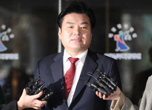 뇌물수수 혐의 등으로 1심에서 징역 10월에 벌금 90만원을 선고받은 자유한국당 원유철 의원이 14일 오전 서울 양천구 남부지법을 나서며 취재질 질문에 답하고 있다. 연합뉴스