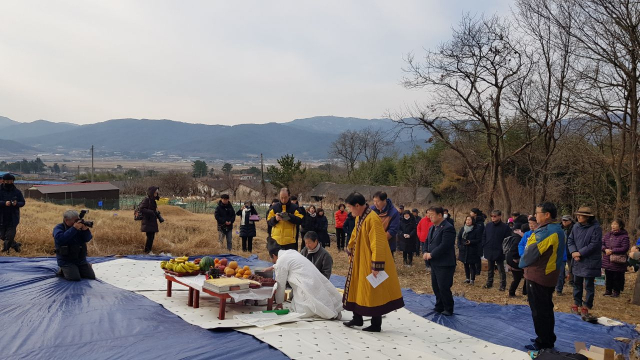 신라문화유산연구원이 14일 오전 경북 경주시 도지동 이거사(移車寺) 터에서 발굴의 시작을 알리는 개토제를 열고 있다. 이거사 터 발굴은 