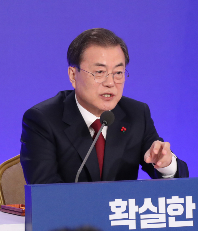 문재인 대통령이 14일 오전 청와대 영빈관에서 열린 2020년 신년 기자회견에서 취재진 질문에 답하고 있다. 연합뉴스