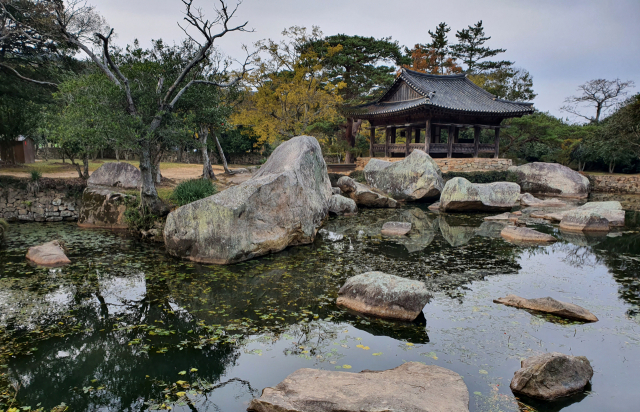 보길도는 고산 윤선도의 넋이 고스란히 녹아 있다. 고산 윤선도가 책을 읽고 뱃놀이 하며 자연을 벗삼았던 세연정.