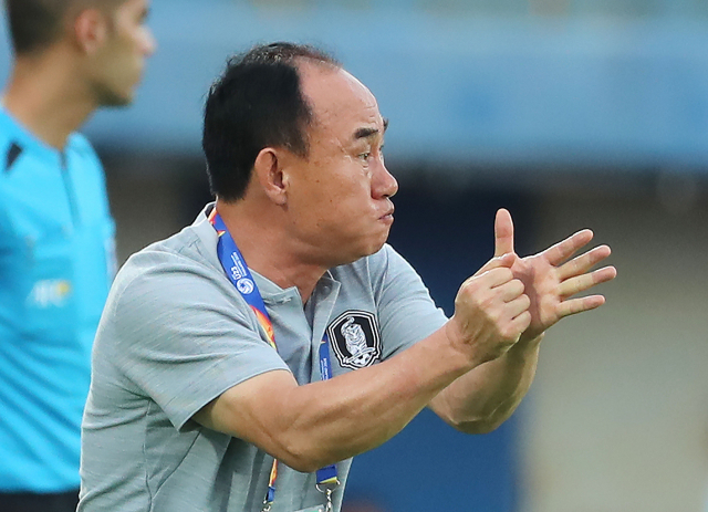 12일 오후 태국 송클라 틴술라논 스타디움에서 열린 2020 아시아축구연맹(AFC) U-23 챔피언십 한국과 이란의 조별리그 2차전에서 김학범 감독이 선수들을 독려하고 있다. 연합뉴스