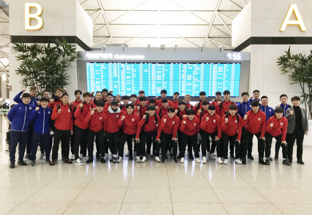 포항스틸러스 선수단이 14일 인천공항에서 출국전 파이팅을 외치고 있다. 포항스틸러스 제공.