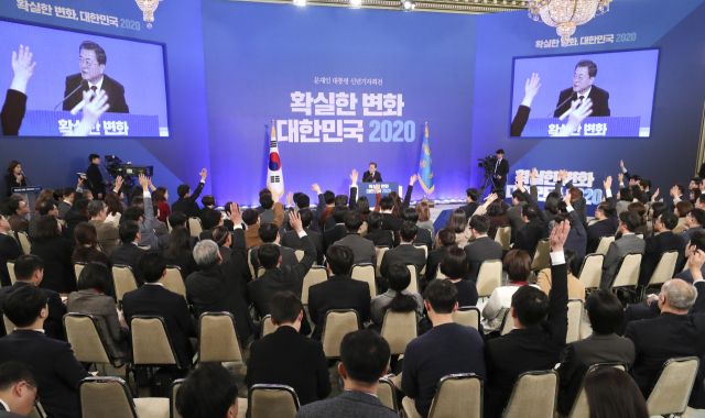 문재인 대통령이 14일 오전 청와대 영빈관에서 열린 2020 신년 기자회견에서 질문을 요청하는 기자를 지정하고 있다. 연합뉴스