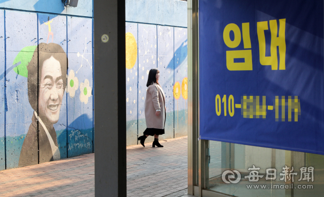 14일 대구 중구 김광석다시그리기길의 한 상가에 임대 현수막이 붙어 있다. 성일권 기자 sungig@imaeil.com