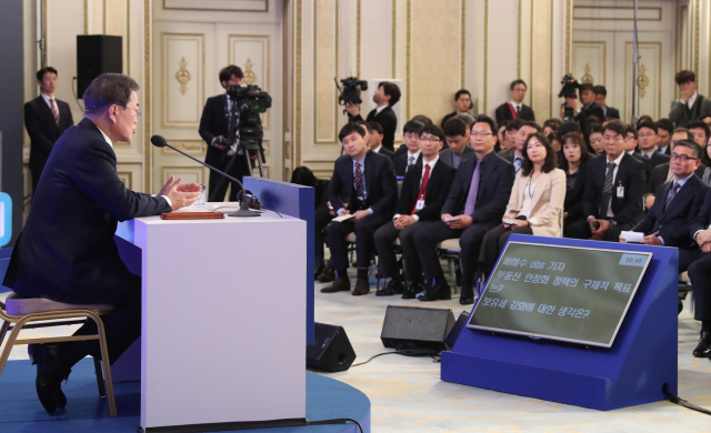 문재인 대통령이 14일 오전 청와대 영빈관에서 열린 2020년 신년 기자회견에서 취재진 질문에 답하고 있다. 연합뉴스