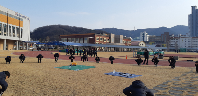 경북체육중고에 전지훈련 온 선수들이 본격적인 훈련에 앞서 운동장에서 몸을 풀고 있다. 경북체고 제공
