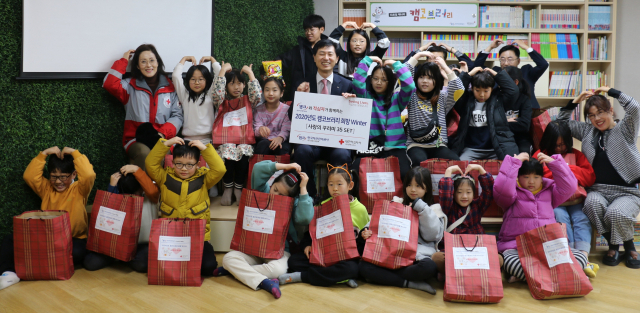 한국자산관리공사(캠코) 임년묵 대구경북지역본부장(둘째 줄 가운데)이 14일 설 선물 나눔행사를 가지고 아이들과 기념촬영을 하고 있다.