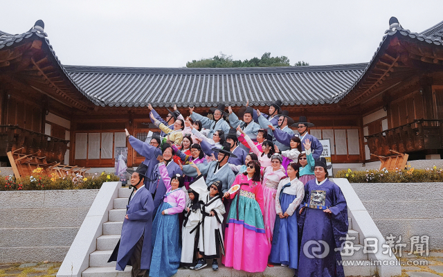 안동시가 올해 대구경북관광의 해를 맞아 단체 관광객을 유치할 경우 인센티브를 지원하는 등 적극적인 관광객 유치에 나섰다. 외국인 단체 관광객이 안동을 찾아 기념촬영하고 있는 모습. 안동시 제공