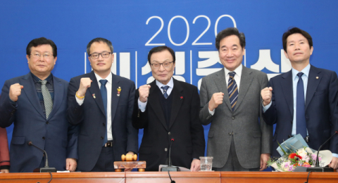 더불어민주당 이해찬 대표와 이낙연 전 국무총리 등 의원들이 15일 오전 국회에서 열린 최고위원회의에서 이 전 총리를 환영하며 기념촬영 하고 있다. 연합뉴스