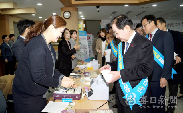 안동시가 설을 앞두고 전통시장 활성화를 위해 안동사랑 상품권 구매 행사를 가졌다. 안동시 제공