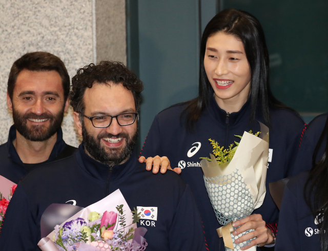 2020 도쿄 올림픽 아시아지역예선 결승에서 태국을 꺾고 도쿄올림픽행 티켓을 거머쥔 한국 여자배구 대표팀 주장 김연경과 스테파노 라바리니 감독이 지난13일 인천국제공항을 통해 귀국, 환영 행사에서 미소를 짓고 있다. 연합뉴스