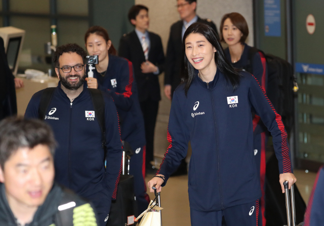 2020 도쿄 올림픽 아시아지역예선 결승에서 태국을 꺾고 도쿄올림픽행 티켓을 거머쥔 한국 여자배구 대표팀 주장 김연경과 스테파노 라바리니 감독 등이 13일 인천국제공항을 통해 귀국하고 있다. 연합뉴스