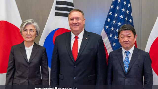 강경화 외교부 장관(맨 왼쪽)과 마이크 폼페이오 미국 국무장관(가운데), 모테기 도시미쓰 일본 외무상이 14일(현지시간) 미 캘리포니아주 샌프란시스코 인근에서 회담차 만나 사진을 찍고 있다. 연합뉴스