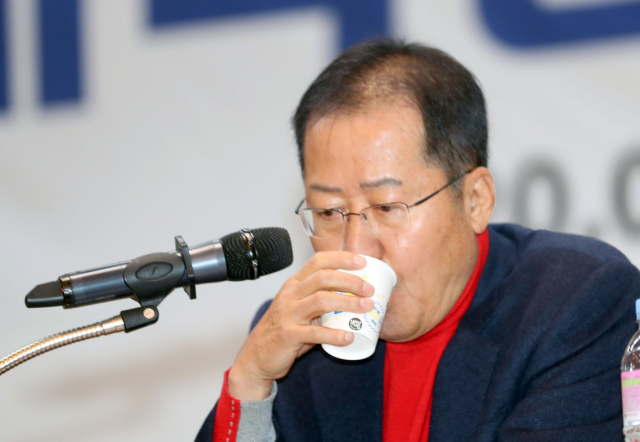 홍준표 자유한국당 전 대표가 15일 오후 부산시청 대강당에서 열린 
