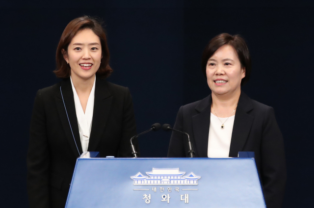 고민정 청와대 대변인과 유송화 춘추관장이 15일 오후 청와대 춘추관 대브리핑룸에서 사직 인사말을 하고 있다. 고 대변인과 유 관장은 이날 4·15총선 공직 사퇴시한을 하루 앞두고 사직했다. 연합뉴스