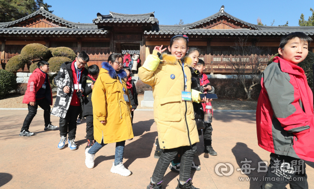 지난 2020년 1월 15일 대구로 수학여행 온 중국 하남성 지역 초등학생과 중학생들이 계명대학교 성서캠퍼스를 투어하고 있는 모습. 성일권 기자 sungig@imaeil.com