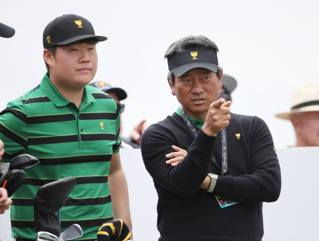 한국은 PGA 투어에서 뛰는 선수가 9명으로 캐나다와 함께 공동 4위에 해당한다. 지난해 12월 11일 호주 멜버른 로얄 멜버른 골프클럽에서 열린 2019프레지던트컵 연습라운드에서 최경주 부단장(오른쪽)이 임성재에게 3번홀 공략지점을 설명하고 있다. KPGA 제공·연합뉴스
