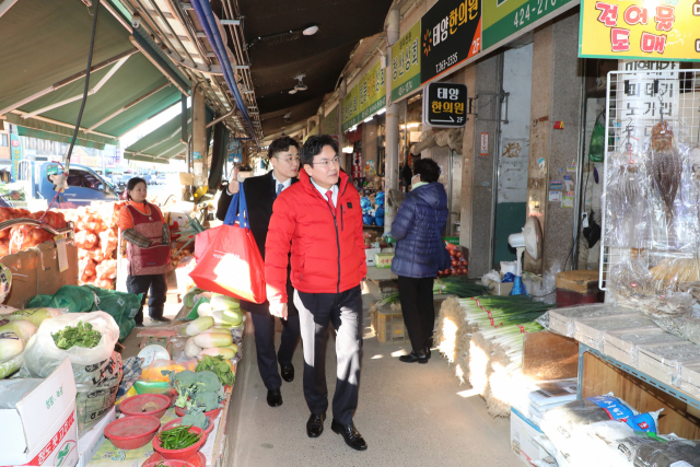 28년 공직 생활을 칠성시장 장보기 행사로 마감한 이상길 행정부시장. 대구시 제공