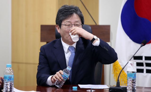 새로운보수당 유승민 보수재건위원장이 물을 마시고 있다. 연합뉴스