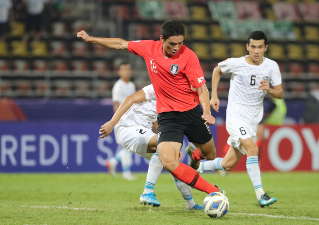 15일 오후(현지시간) 태국 랑싯 탐마삿 스타디움에서 열린 2020 아시아축구연맹(AFC) U-23 챔피언십 한국과 우즈베키스탄의 조별리그 최종전. 한국 오세훈이 골을 넣고 있다. 연합뉴스