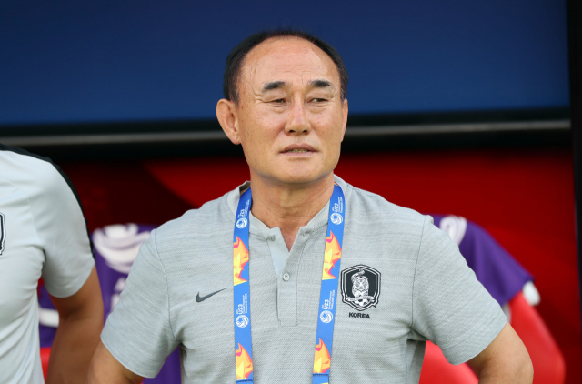 15일 오후(현지시간) 태국 랑싯 탐마삿 스타디움에서 열린 2020 아시아축구연맹(AFC) U-23 챔피언십 한국과 우즈베키스탄의 조별리그 최종전. 한국 김학범 감독이 경기 시작을 기다리고 있다. 연합뉴스