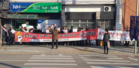 지난 15일 상주시 낙동면 분황리 주민들이 가축분뇨처리장 건립 원점 재검토를 요구하는 시위를 벌이고 있다. 고도현 기자