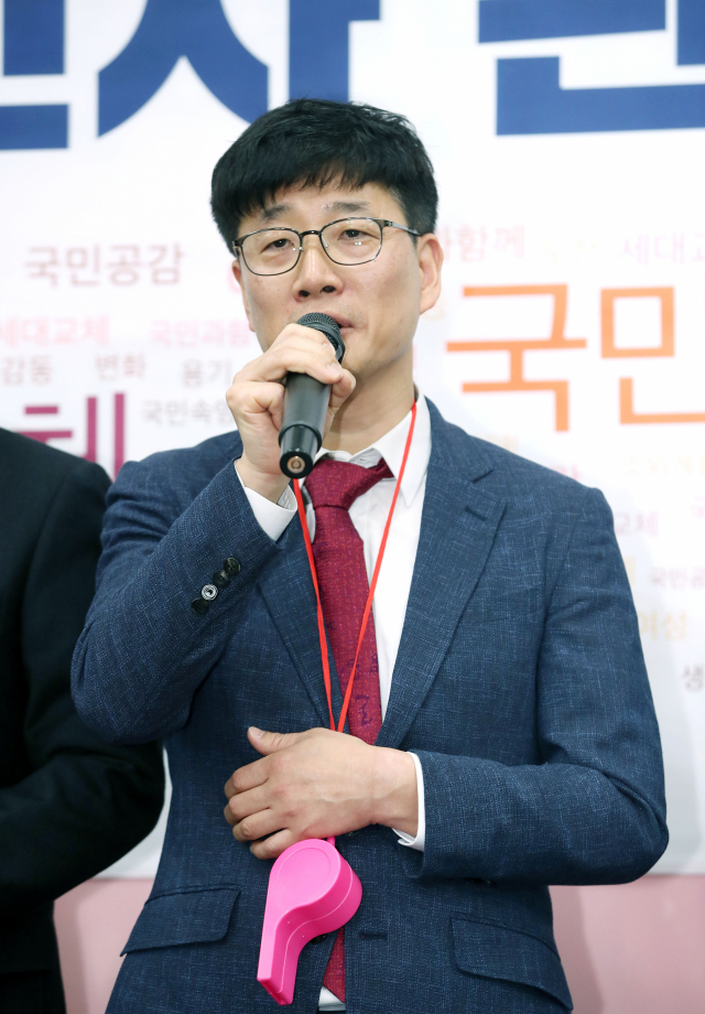 제21대 총선을 앞두고 자유한국당에 영입된 산업재해 공익신고자 이종헌 씨가 16일 오전 국회에서 열린 한국당 영입인사 환영식에서 인사말을 하고 있다. 연합뉴스