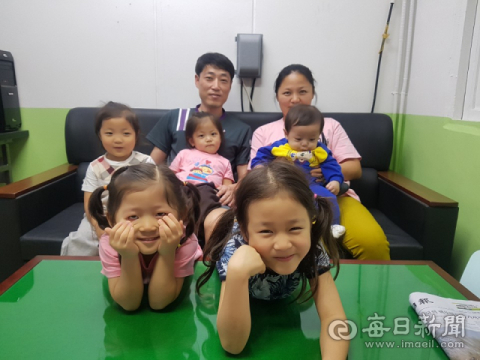 김시균·전은영 씨 부부와 5남매. 김시균 씨 제공
