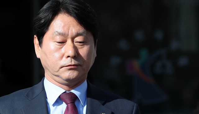 불법 정치자금 수수 혐의로 기소된 더불어민주당 심기준 의원이 16일 강원 춘천지법 원주지원에서 선고공판을 마친 뒤 법정을 나서고 있다. 연합뉴스