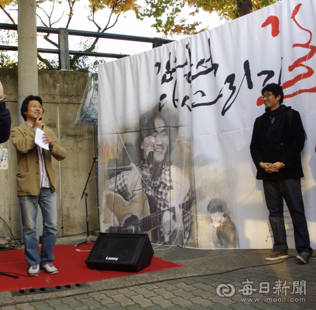 지난 2010년 당시 김광석다시그리기길을 조성하는 데 힘썼던 이창원(왼쪽) 대표와 손영복 작가의 모습. 손 작가 제공