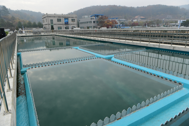 경북 고령군이 13일 다산면 노곡리 광역정수장에서 영남내륙권 2차 광역상수도사업 준공식을 했다고 밝혔다. 지난 2008년 9월 1차 사업 준공 당시 하루 4만4천t에 불과했던 정수량 시설 용량은 이번 2차 준공으로 하루 6만6천t으로 늘었다. [경북 고령군 제공. 재판매 및 DB금지] 연합뉴스