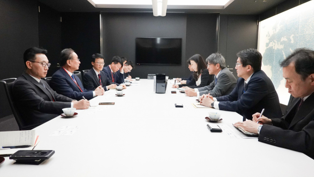 장세용(왼쪽줄 두 번째) 구미시장을 비롯한 구미시 직원들이 아사히글라스, 도레이 등 구미산단 내 외국인투자기업의 일본 도쿄 본사를 방문, 시설을 둘러보고 지속적인 투자 협의를 하고 있다. 구미시 제공