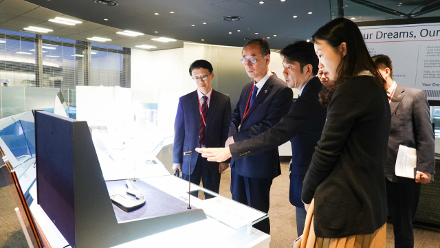 장세용(왼쪽 두 번째) 구미시장을 비롯한 구미시 직원들이 아사히글라스, 도레이 등 구미산단 내 외국인투자기업의 일본 도쿄 본사를 방문, 시설을 둘러보고 지속적인 투자 협의를 하고 있다. 구미시 제공