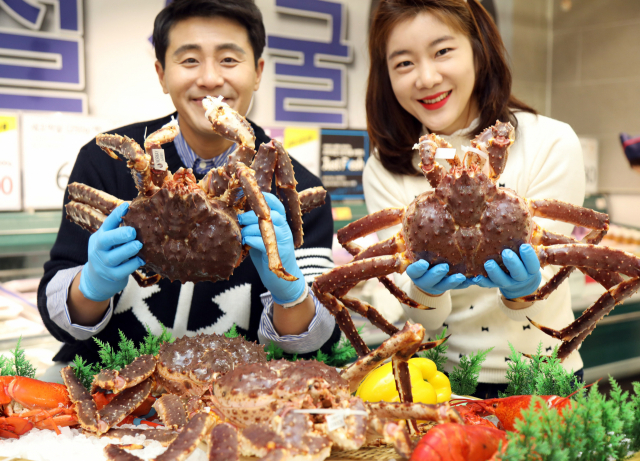 이마트는 오는 22일까지 노르웨이산 레드 킹크랩(100g)을 20% 할인된 가격인 6천990원에 판매한다. 이마트 측은 설 연휴를 앞두고 노르웨이 북극해와 바렌츠해에서 어획한 살이 꽉 차고 육질이 탱글탱글한 킹크랩 5t을 산 채로 40시간의 짧은 비행을 통해 국내에 들여왔다. 이마트 제공.