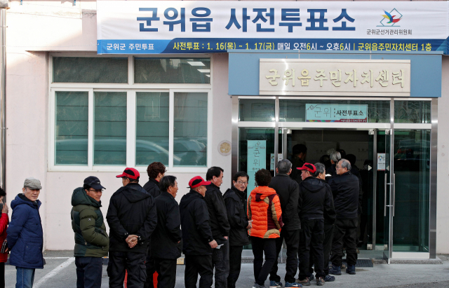 대구경북 통합신공항 이전을 위한 사전투표가 실시된 16일 오전 경북 군위군 군위읍사무소에 주민들이 투표를 하기 위해 줄지어 차례를 기다리고 있다. 김영진 기자 kyjmaeil@imaeil.com