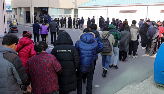 대구경북 통합신공항 이전을 위한 사전투표가 실시된 16일 오전 경북 의성군 의성읍사무소에 주민들이 투표를 하기 위해 줄지어 차례를 기다리고 있다. 김영진 기자 kyjmaeil@imaeil.com