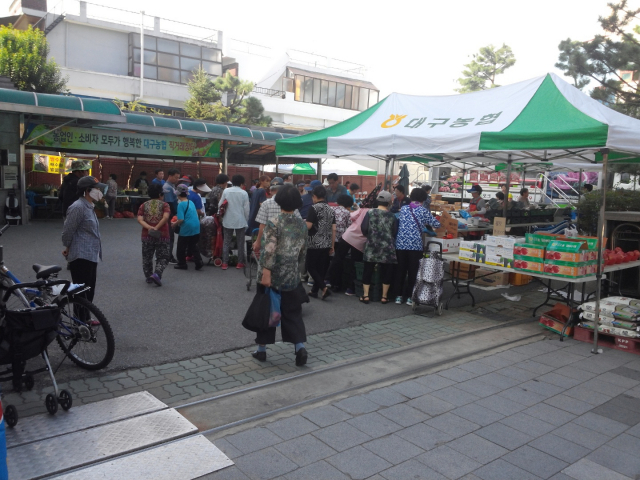 농협대구본부는 오는 22일 설맞이 직거래장터 연다. 사진은 지난해 열렸던 직거래 장터 모습. =농협대구본부 제공
