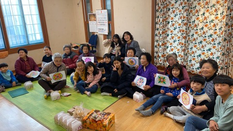 장산중학교 사랑실은 봉사동아리 학생들이 지난 13,14일 이틀간 지역의 아동센터 학생들과 함께 경로당 어른신들과 만든 만다라 작품을 선보이고 있다.했다. 장산중 제공