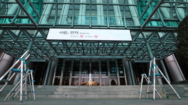 청와대와 경찰의 하명수사·선거개입 의혹을 수사 중인 검찰 관계자들이 경찰청 본청 압수수색을 마친 16일 오후 서울 서대문구 경찰청에 취재진 사다리가 놓여 있다. 연합뉴스