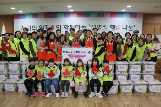 경북사회복지공동모금회가 도내 소외이웃의 행복한 설맞이를 위해 6억7천만원 규모의 지원금과 물품을 전달하며 기념촬영을 하고 있다. 경북모금회 제공