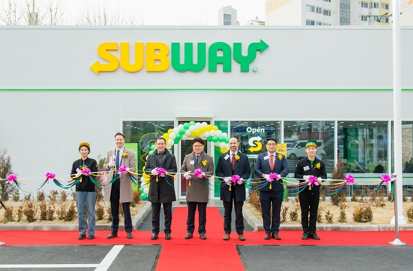 써브웨이 대구동촌DT점 개점 기념행사. 써브웨이 제공.