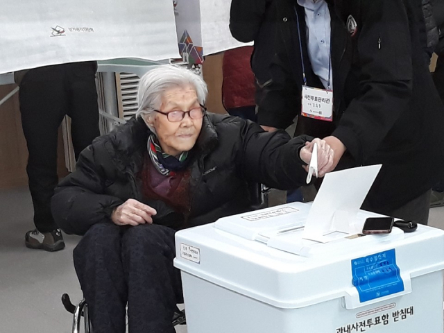 104세 이금선 할머니가 16일 군위군 군위읍주민자치센터에 설치된 사전투표소에서 통합신공항 이전지 선정을 위한 투표를 하고 있다. 군위읍 사전투표소 참관인 제공